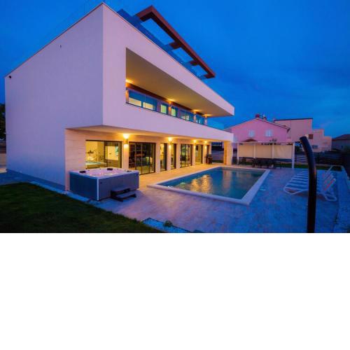 Luxury Villa ReMi near Medulin with wellness and sea view