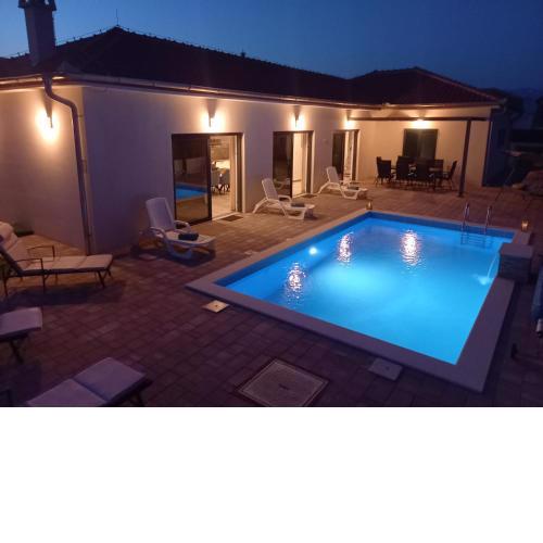 Luxury villa with a swimming pool Vrsi - Mulo, Zadar - 19093