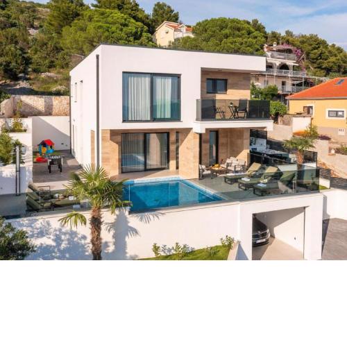 Luxury villa with swimming pool and sauna