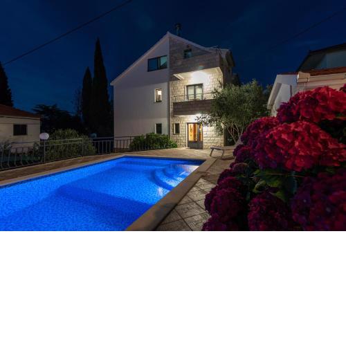Maca Apartments & Suites
