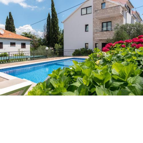 Maca Apartments & Suites