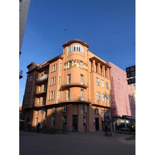 Main Square Oval Apartment