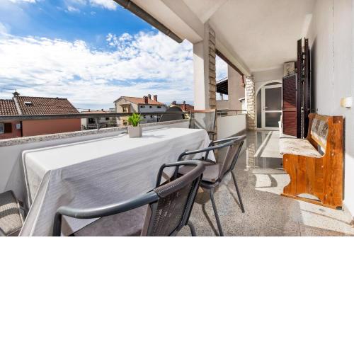 Malerisches Apartment mit grossem Balkon, Grillbereich und nur 15 Minuten zum Strand