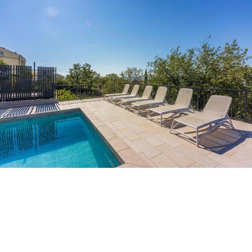Malerisches Apartment nur 700 Meter zum Sandstrand mit herrlichem Meerblick, Pool, Grill