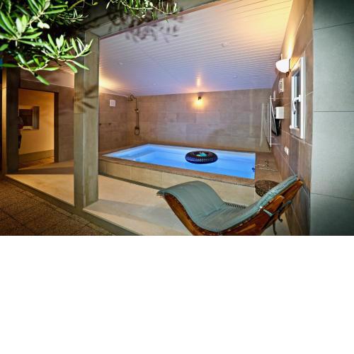 Manora guest pool house Sucuraj
