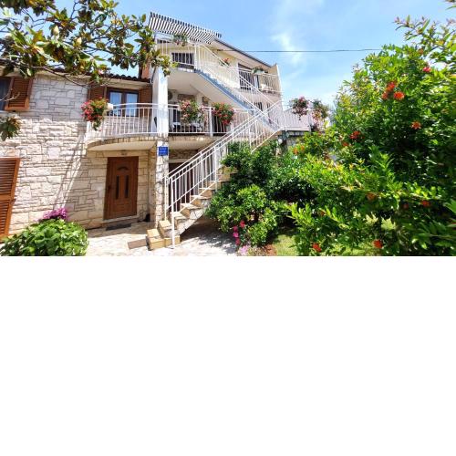 MARA House with Apartments