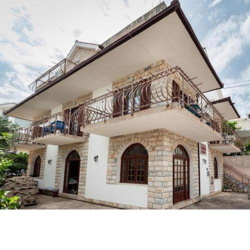 Maribela Apartments