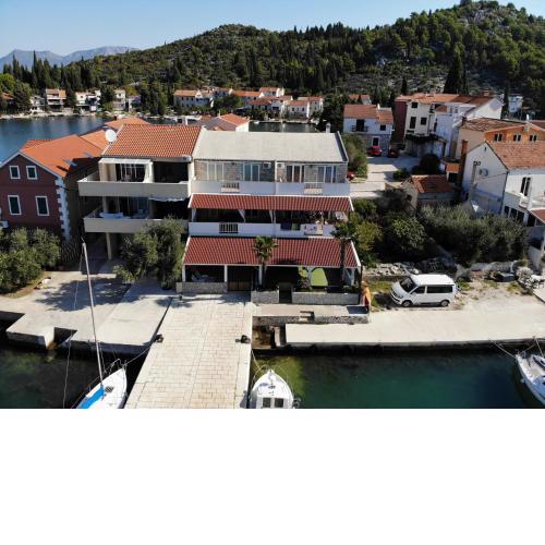 Marinus Apartments