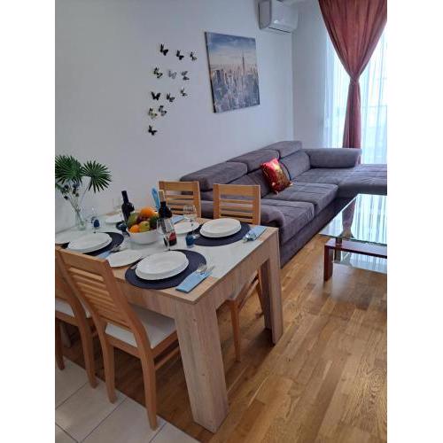 Mariposa, apartment with balcony, private parking in the garage, Near the biggest shopping center Mall of Split