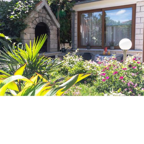 Marjan hill apt,private garden,beach¢er 10 min