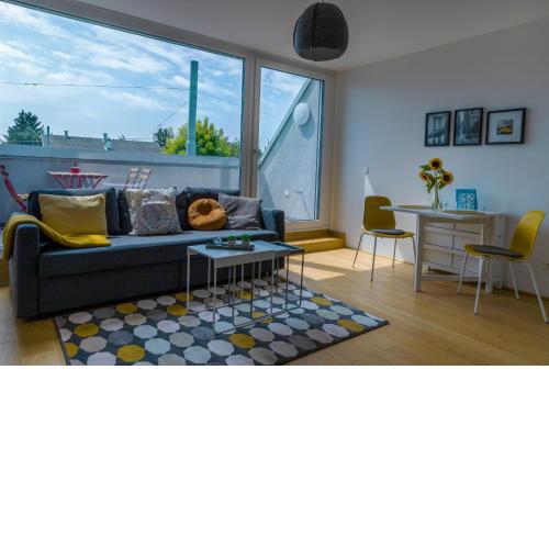 Maureen Lovely 2 Bedroom Unit with Community Pool