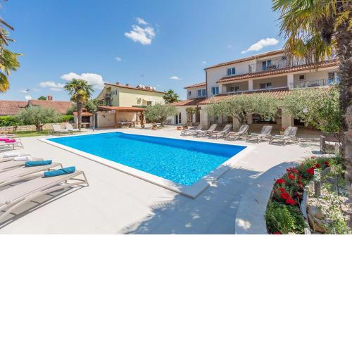 Mediterranes Apartment mit 60m2 Pool, BBQ-Bereich, Liegen, Waschmaschine