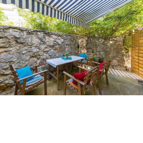 Mediterranes Apartment mit drei Terrassen, Grill, WiFi - nur 500 Meter zum Strand