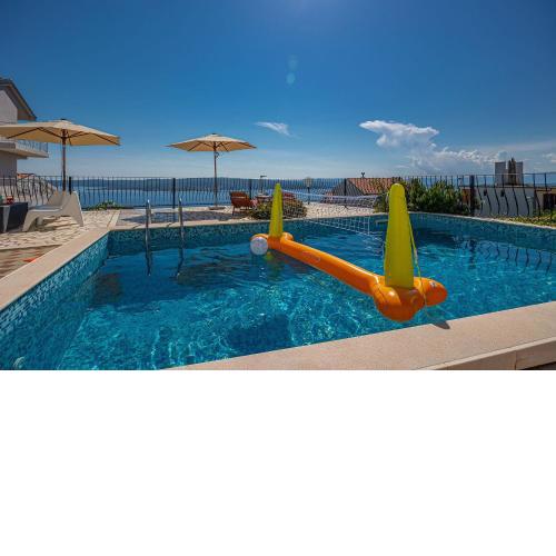 Mediterranes Apartment mit Meerblick, Privatpool, BBQ, Garage, Waschmaschine