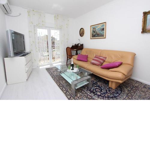 Mediterranes Apartment nur 10 Gehminuten zum Strand mit grossem Garten