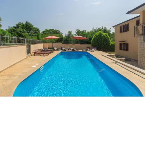 Mediterranes Apartment nur 200 Meter zum Strand mit Pool, Grillbereich, privater Terrasse, WiFi
