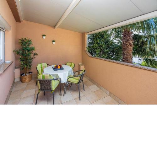 Mediterranes Apartment nur 300 Meter zum Sandstrand mit Meerblick
