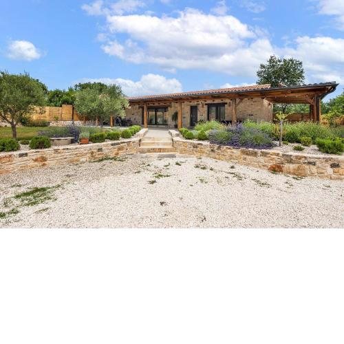Mediterranes Ferienhaus mit 3 Klimaanlagen und privatem 1000m2 Garten