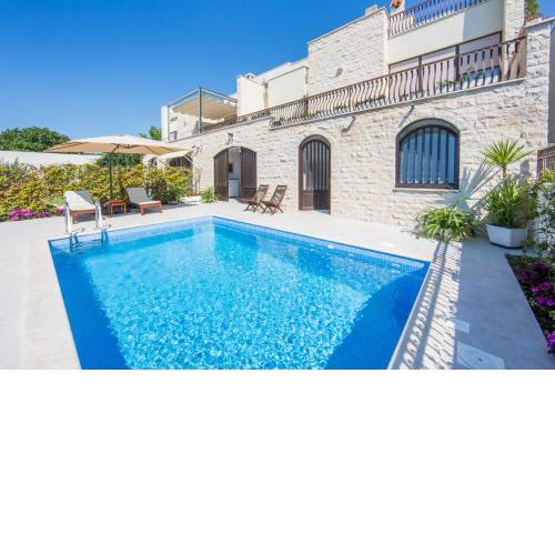 MELODY M Apartment with private pool