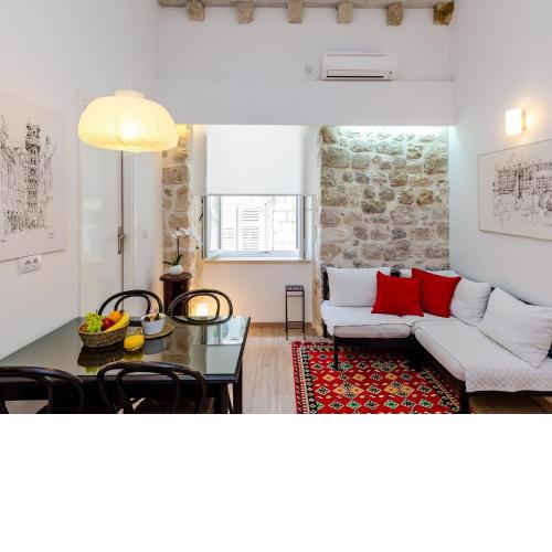 Midtown Apartments - Studio Apartment with Street view