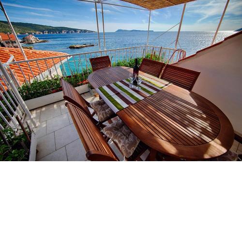 Mira Sea Front Guesthouse