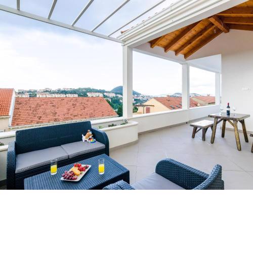 Miracle Apartments - Comfort Studio Apartment with Terrace and City View