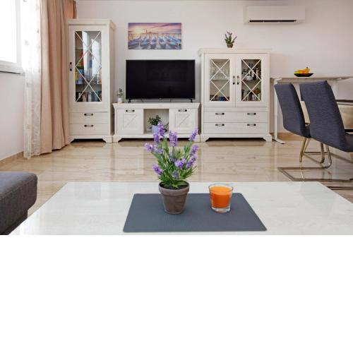 Modern 2-Bed Apt, Late check in available