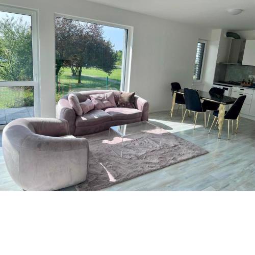 Modern apartment close to Tram and Airport, free parking
