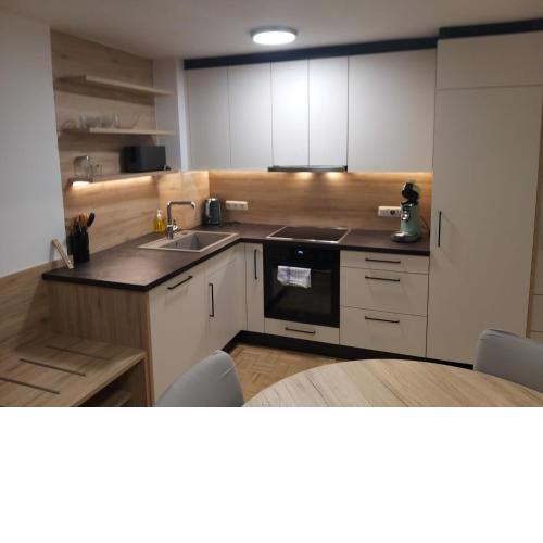 Modern Apartment, Full Kitchen, for 6