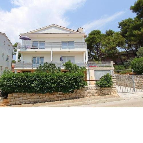 Modern Apartment in Pula with Garden
