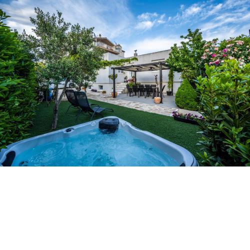 Modern apartment with an outdoor jacuzzi