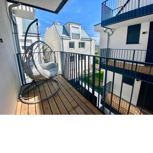 Modern Apartment with Balcony & Free Parking - Nearby Metro