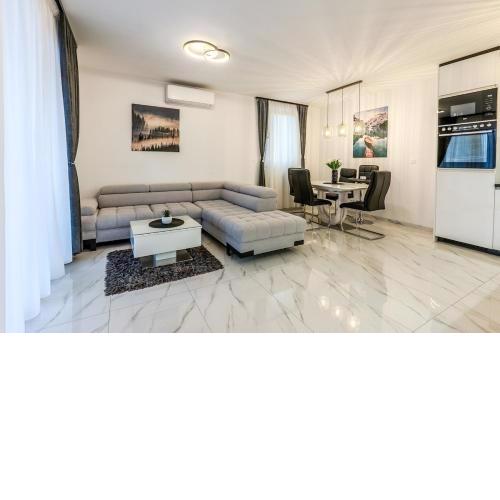 Modern Cityscape 2-Bedroom Terrace apartment