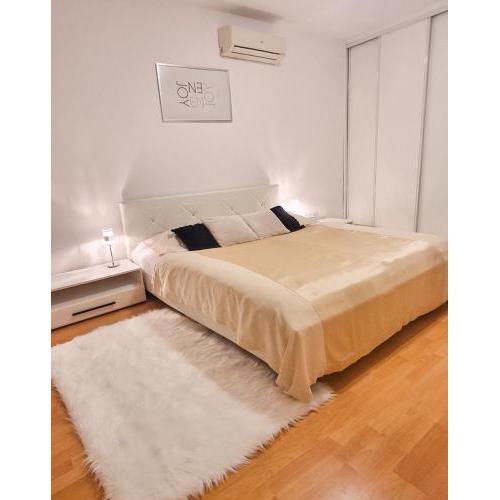 Modern & cozy apartment near hockey & football arena
