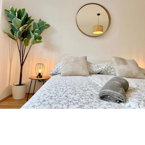 Modern Danube Apartment with Balcony & Free Parking