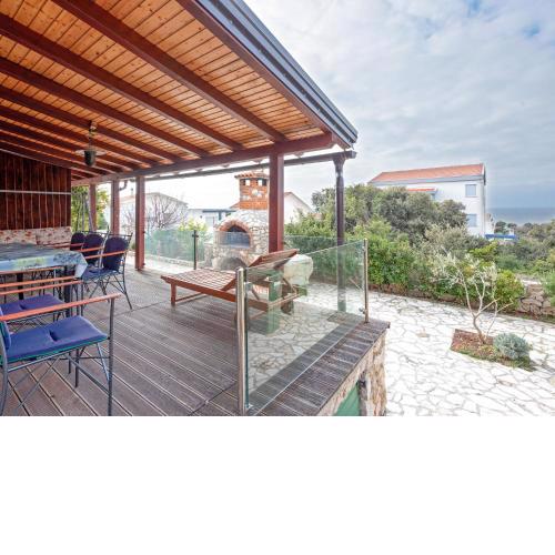 Modern Holiday Home in Mandre with Barbeque