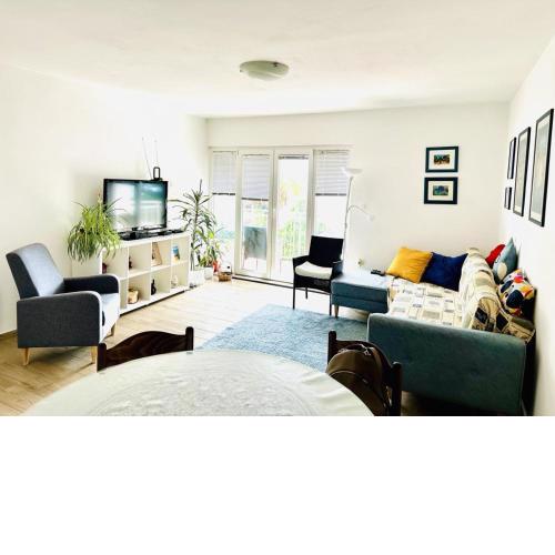 Modern luxury 2-bedroom apt with balcony & patio