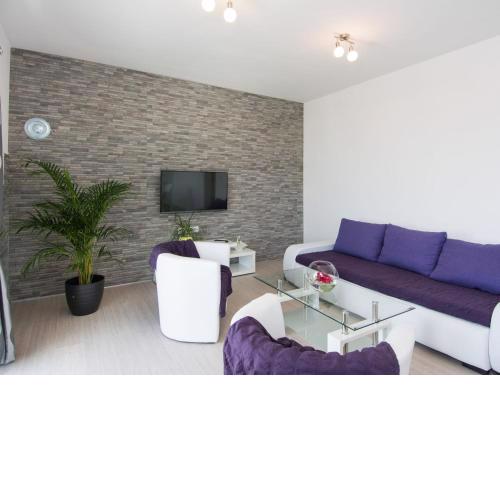 Modern sea view apartment near beach