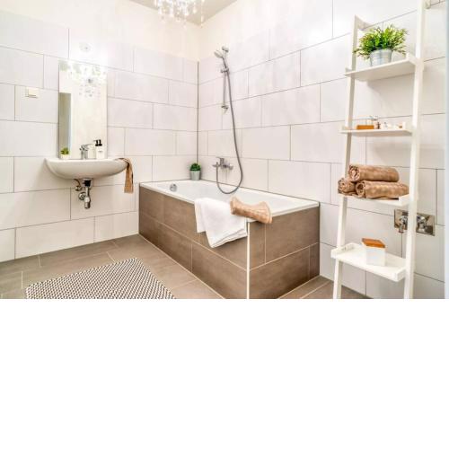 Modern & Sunny 52m2 Apartment with Balcony & Fast WIFI