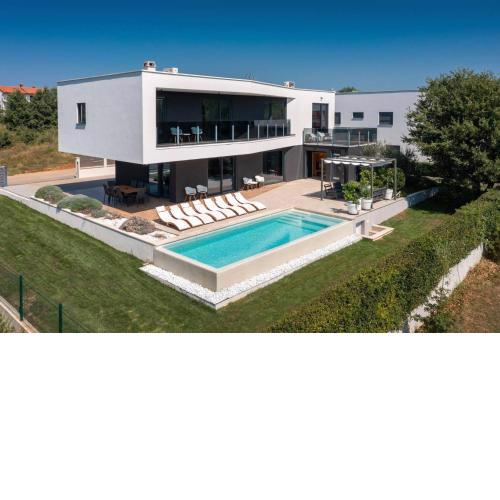 Modern villa Cormoran with pool in Porec