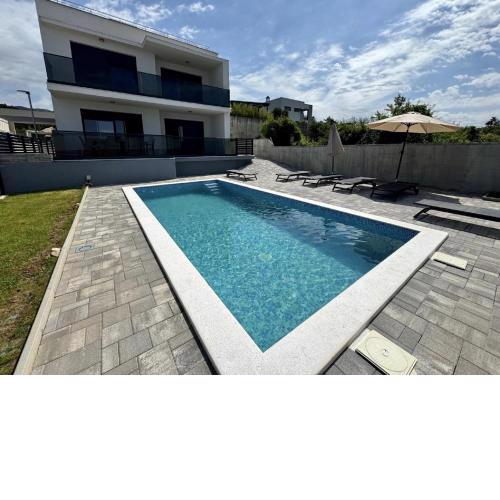 Modern villa with swimming pool and roof terrace