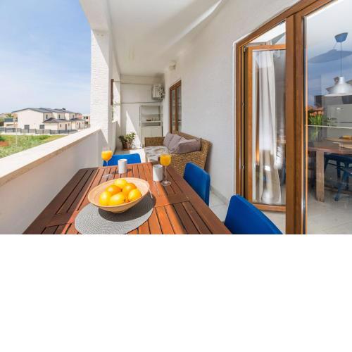 Modernes Apartment mit Meerblick, stylischem Interieur, privatem Balkon, Grill, Klima, WiFi