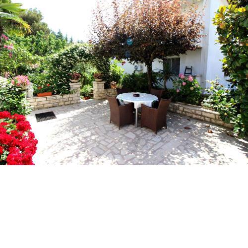Modernes Apartment mit privater Terrasse, Grillbereich, Spielplatz, Liegen, Privatparkplatz