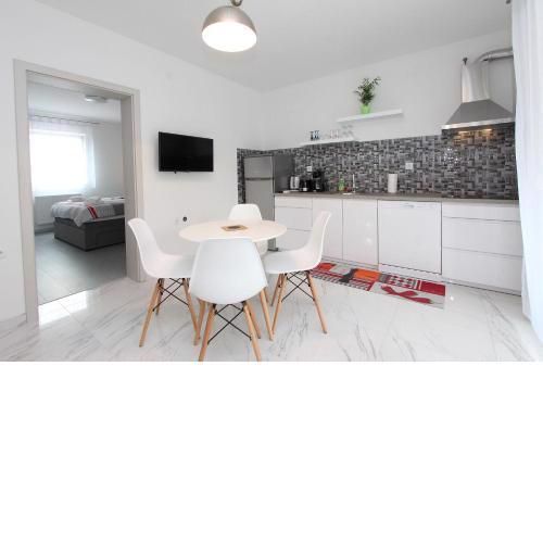 Modernes Apartment nur 10 Minuten zum Zentrum von Rovinj mit privatem Balkon