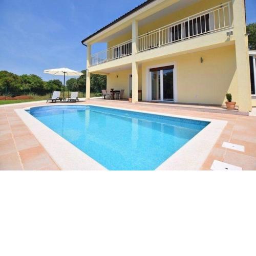 Modernes Ferienhaus in Pula mit Privatem Pool