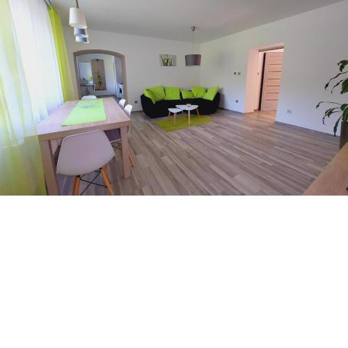 Moderní klidný apartmán v přírodě, s parkováním.