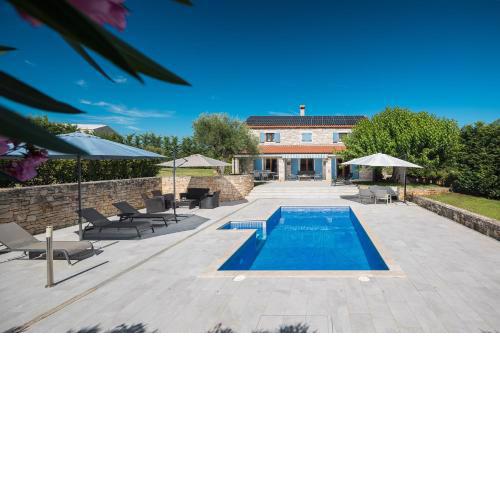 Mon Perin Castrum - House of Nice Memories