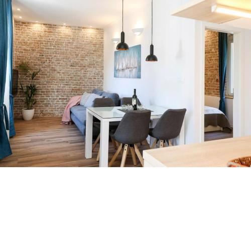 Monfrina 1, luxury apartment with balcony in the Old Town