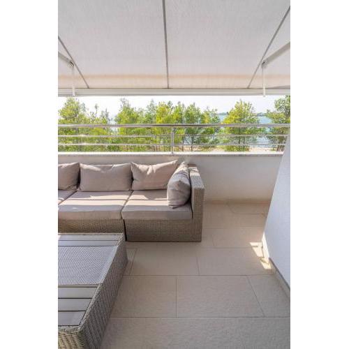 MY DALMATIA - Sea view apartment Privlaka with free private parking