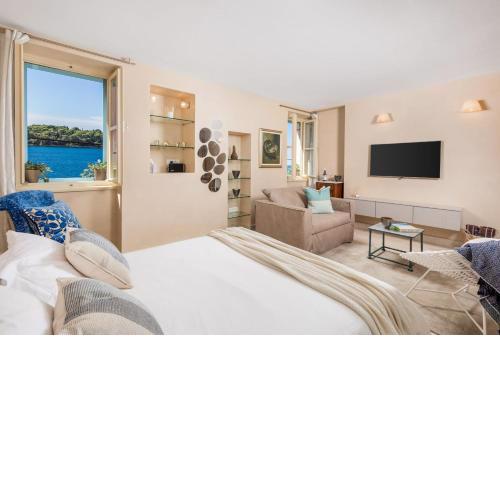 Natascha's Beachfront Apartments